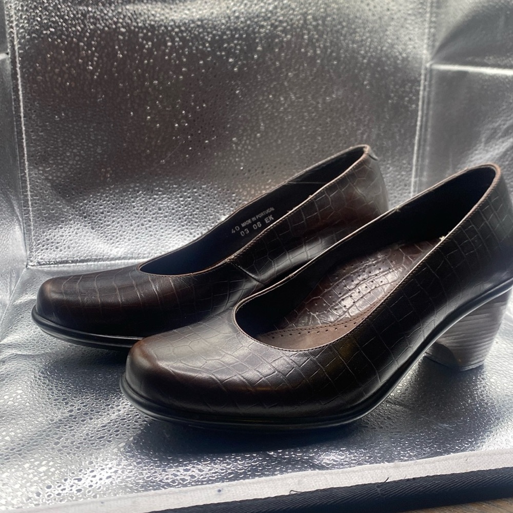 NWOT Dansko size 40 brown embossed heel